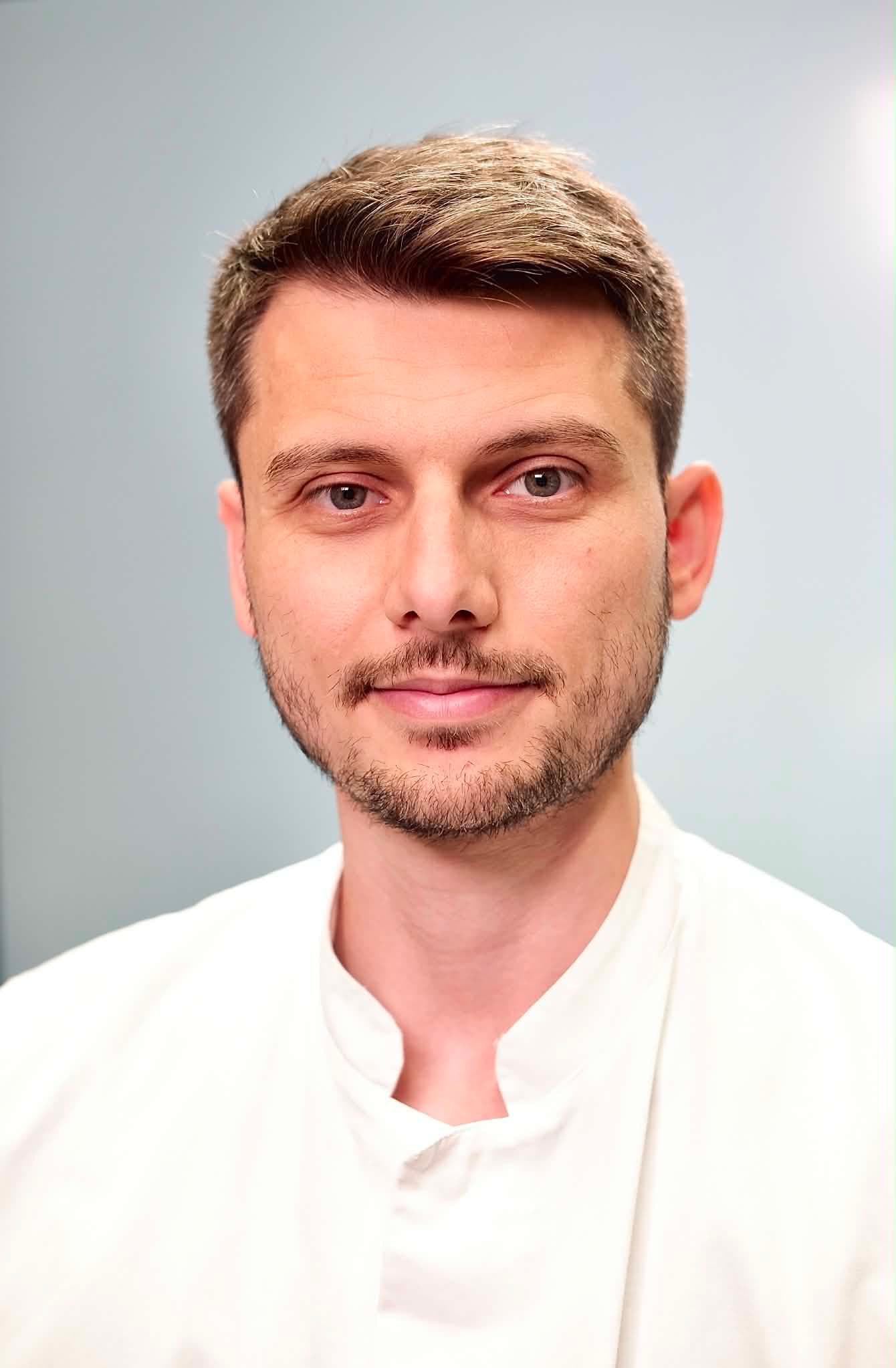 Portrait de Dino Tahirović, Médecin-dentiste — M.Sc. Parodontologie, au cabinet dentaire Dr. Strukan