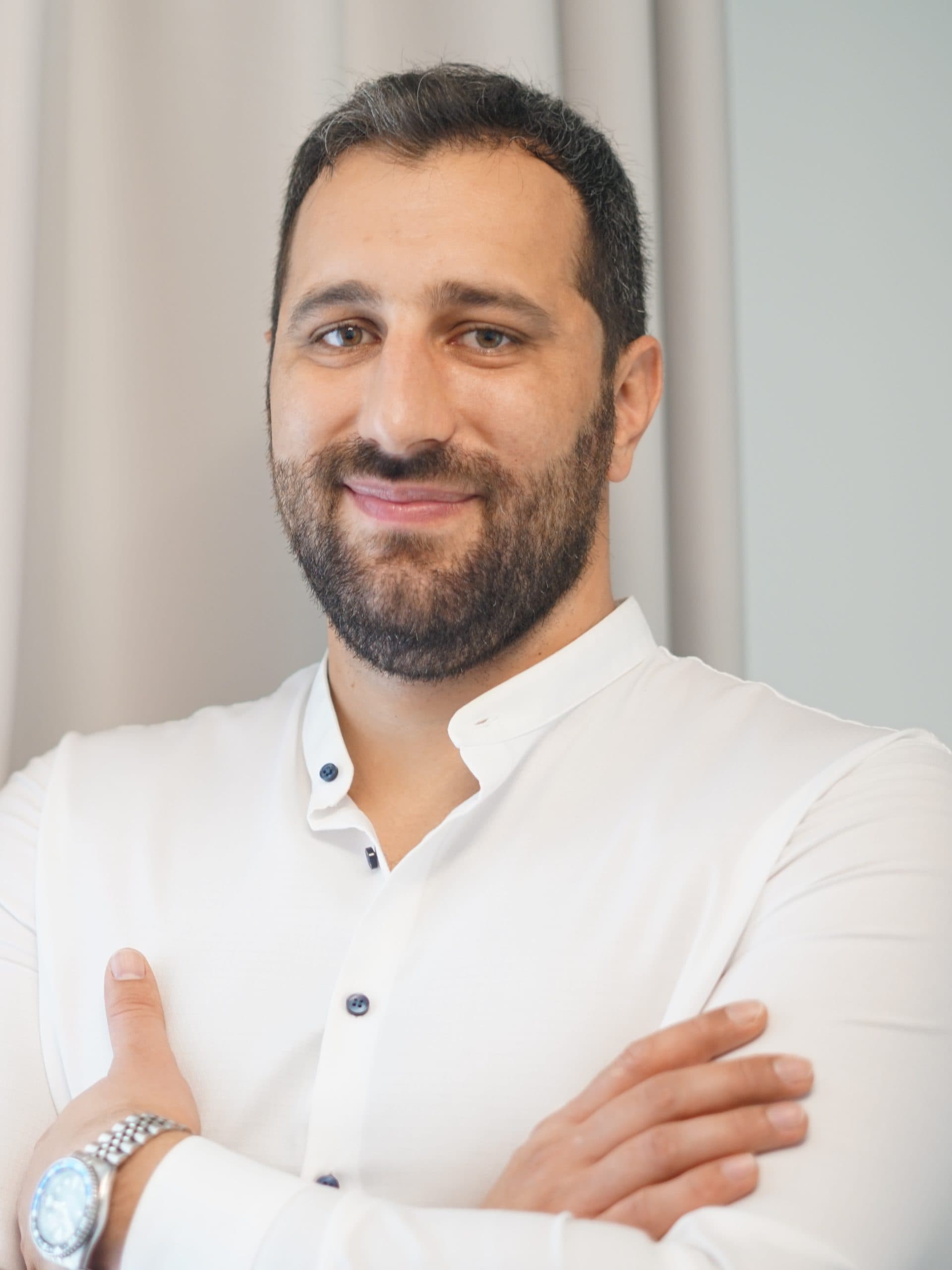 Portrait de Dr. Amir Strukan, Médecin-dentiste — M.Sc. Implantologie et chirurgie buccale · Endodontologie, au cabinet dentaire Dr. Strukan